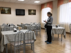сотрудник проверяет столовую в пансионате для пожилых