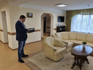 сотрудник проверяет общие зоны в пансионате для пожилых